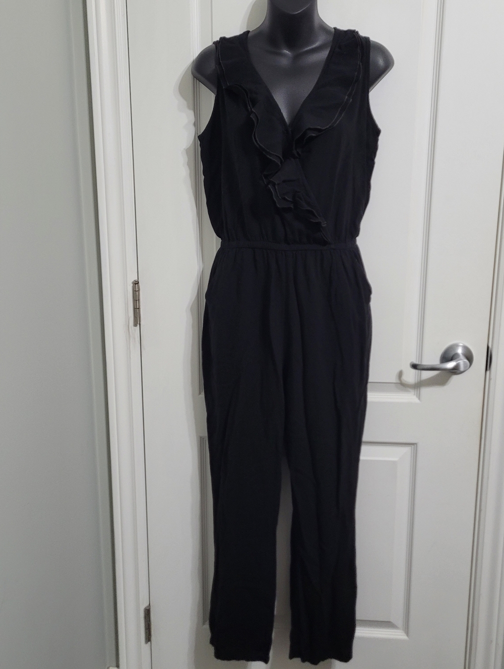 💲2️⃣ Trendsetter Sleeveless Black Ruffle Cross-Over V-Neck Jumpsuit Size Med - Picture 2 of 13
